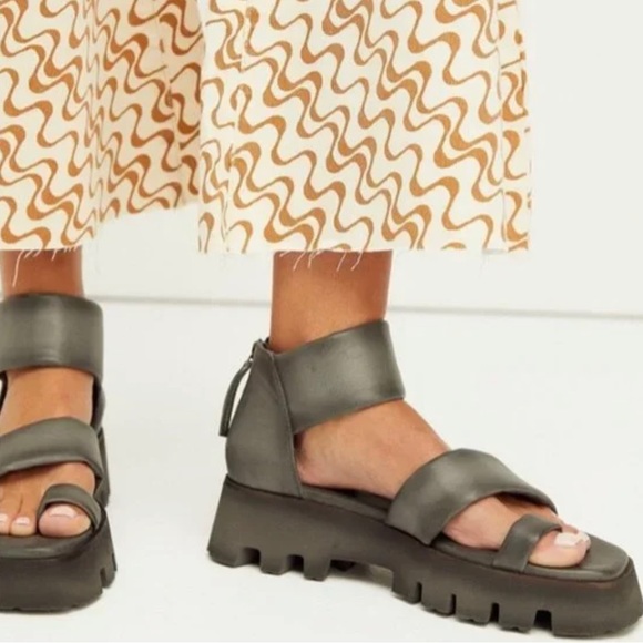 Free People Shoes - FREE PEOPLE Maddox lug sole sandals leather grey size 39/ 8.5